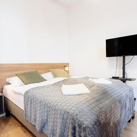 Elegant Very Berry Studios In Poznan Center By Noclegi Renters Exterior photo